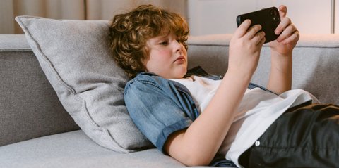 Anak Kecanduan Gawai? Jangan Panik, Begini Langkah Jitu Mengontrol Penggunaan Gawai pada Anak