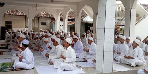 Pakai Metode Isnainiyah, Jemaah Asy-Syahadatain Cirebon Lebaran Hari Ini
