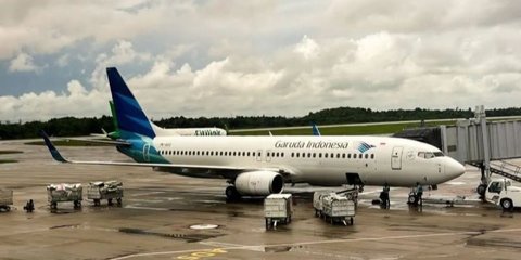 VIDEO: Terciduk, Viral Pria Gundul Asyik Vape di Pesawat Garuda Terancam Hukuman & Denda Miliaran