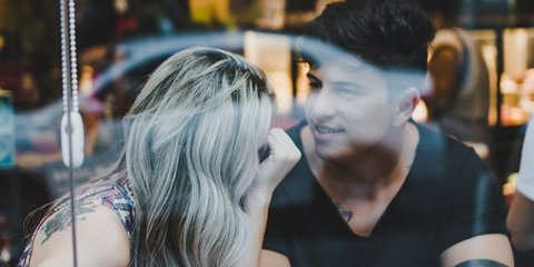 7 Cara Cerdas untuk Terhubung dengan Pria Mana Pun Hanya dengan Kata-Kata Anda