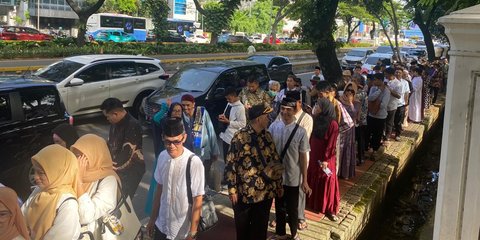 Sejak Pagi Warga Antre Ikut Open House Presiden Prabowo di Istana Negara