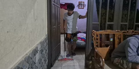Depok Dikepung Banjir, Warga Sahur di Tengah Genangan