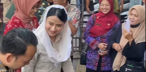 Wakil Menteri Cantik Blusukan ke Pasar di Kampung Jokowi Ditemani Perwira TNI-Polri