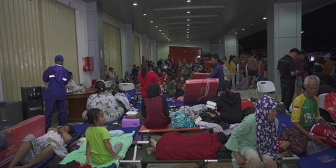 Kepala BNPB Tinjau Warga Bekasi yang Pengungsian Pascabanjir, Mensos Turun Tangan Siapkan Sahur