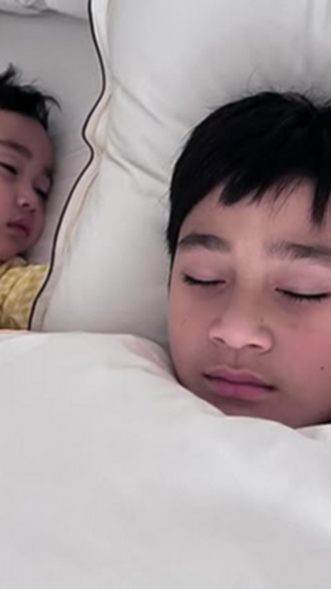 Sudah Kembali dari Jepang, Potret Rayyanza Tidur Bareng Rafathar - Duo Ganteng Jagoan Raffi Ahmad & Nagita Slavina