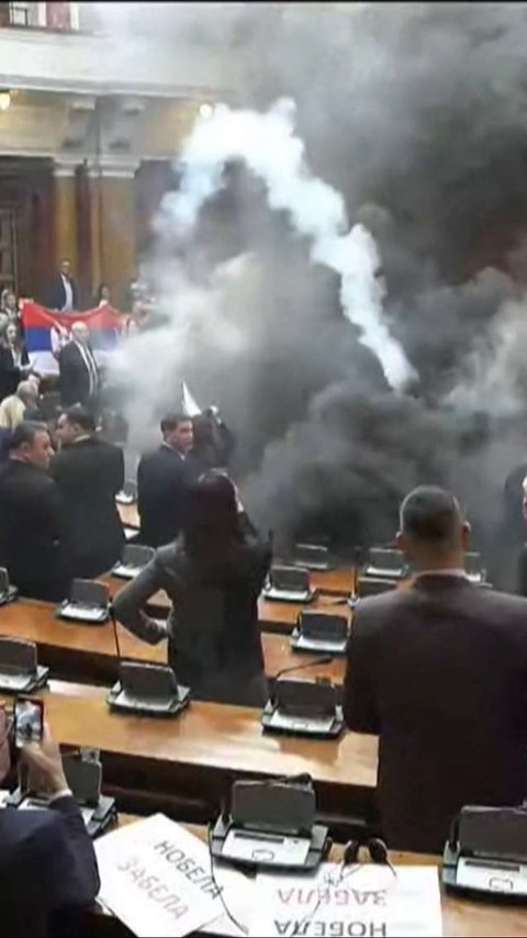 FOTO: Kericuhan Rapat Parlemen Serbia, Anggota Oposisi Nyalakan Bom Asap dan Lempar Gas Air Mata
