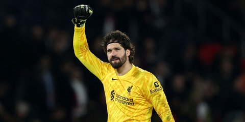 FOTO: Penyelamat Liverpool di Parc des Princes, Ini Aksi Alisson Becker Jatuh Bangun Tahan Gempuran PSG