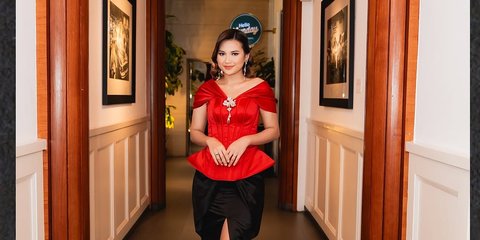 Pakai Gaun Merah Menyala, 5 Potret Cantik Indah Permatasari Istri Arie Kriting Tampil Glamor di Gala Premier Film 'SETAN BOTAK'