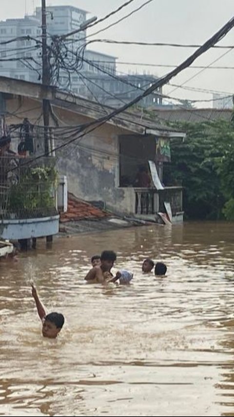 VIDEO: Kondisi Terkini Banjir Rawajati Pancoran, Petugas Berjibaku Evakuasi Warga Hingga Kambing