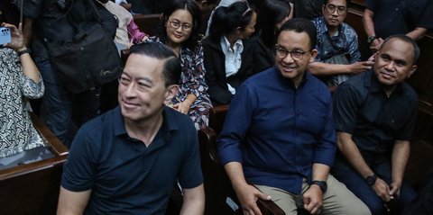 FOTO: Momen Anies Baswedan Temani Tom Lembong Jalani Sidang Perdana Kasus Impor Gula