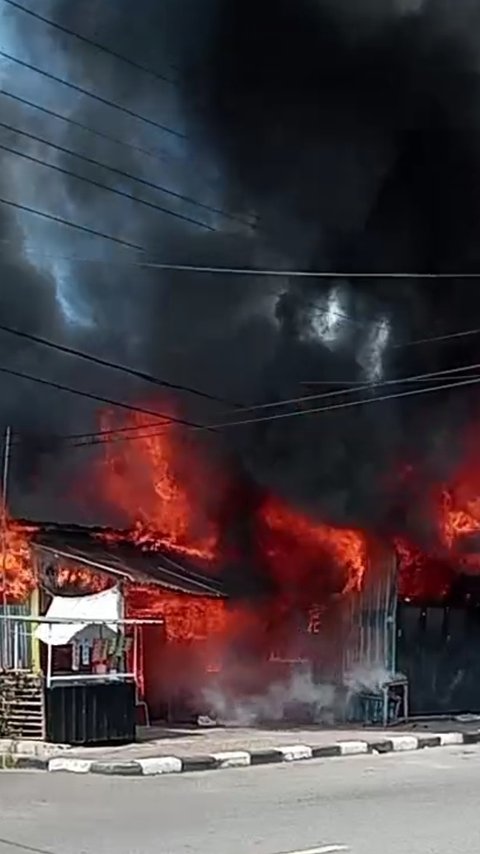 Detik-Detik Toko Sembako di Alor Terbakar, Ibu Hamil Bersama Dua Balitanya Hangus Terpanggang