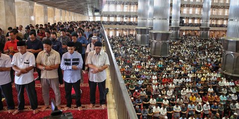 FOTO: Ribuan Jemaah Padati Salat Jumat Pertama Ramadan 1446 Hijriah di Masjid Istiqlal