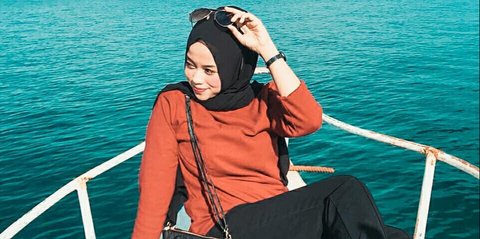 6 Ide OOTD Hijab Pantai yang Simpel dan Nyaman, Sempurna untuk Berfoto dan Bermain Air