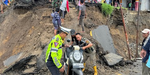 Luapan Sungai Terjang Jembatan Cidadap Sukabumi Sampai Ambruk, Akses Dua Desa Terputus Total