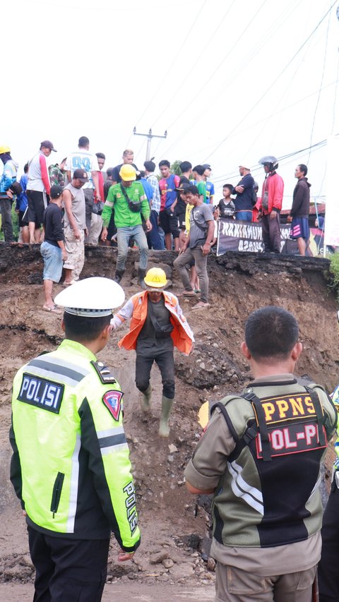 Luapan Sungai Terjang Jembatan Cidadap Sukabumi Sampai Ambruk, Akses Dua Desa Terputus Total