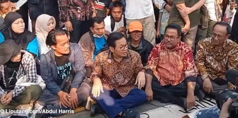 VIDEO: Pramono-Rano Lesehan Duduk di Jalan, Temui Demo Warga Kampung Bayam Bahas Soal Rusun