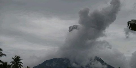 Gunung Ibu Erupsi, Suara Gemuruh Terdengar Kuat