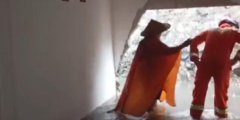 Tak Kuat Menahan Air Hujan, Tembok Rumah Warga Jebol dan Banjir Sekomplek di Depok