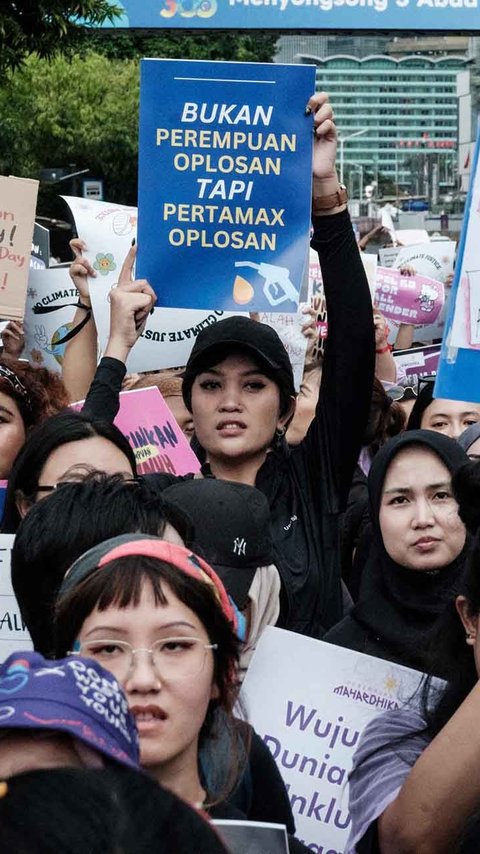 FOTO:  Peringati Hari Perempuan Sedunia, Aktivis Perempuan Menyerukan Penegakan Demokrasi dan Supremasi Hukum