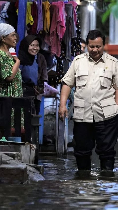 Pakai Sepatu Boot Karet, Prabowo Terjun Langung ke Warga Terdampak Bajir di Kabupaten Bekasi Minta Segera Kirim Makanan