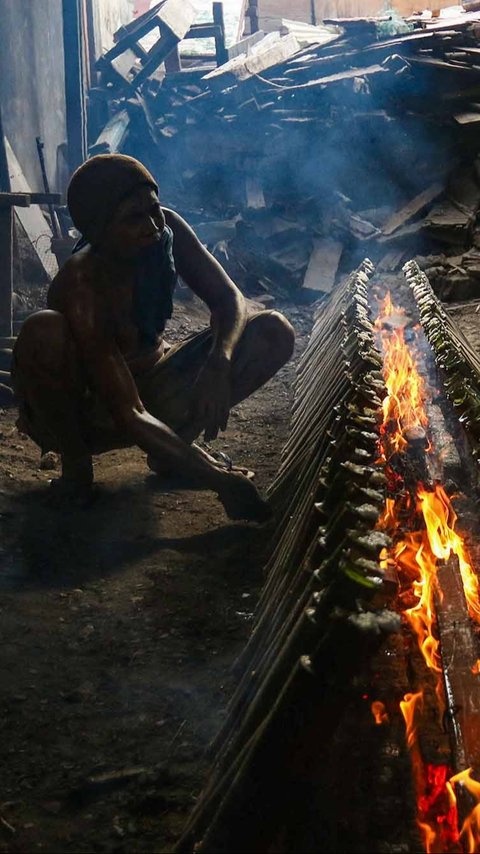 FOTO: Intip  Pembuatan Lemang  yang Tahun ini Produksinya Menurun