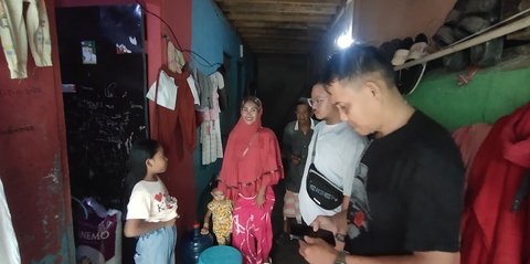 Cerita Ibu Lima Anak Pemanjat Tali Kapal Dapat Modal Usaha dari Menteri