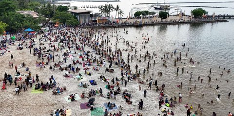 FOTO: Puluhan Ribu Pengunjung Serbu Pantai Ancol di Hari Kedua Libur Lebaran, Begini Penampakannya!