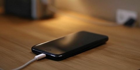 Berapa Persen Minimal HP Harus Dicas agar Baterai Awet?