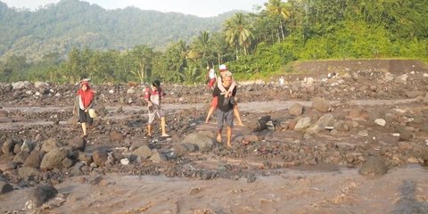Menenteng Sepatu, Anak-Anak Lawan Derasnya Lahar Dingin Semeru Demi Belajar