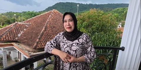 Bisnis Jual Beli Kambing, Wanita Cantik ini Punya Rumah Mewah di Pelosok Desa Bak Istana di Dalamnya ada Foto Soekarno