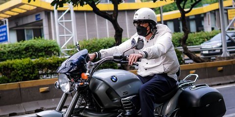 10 Potret Keren dan Gagah Artis Naik Motor Mewah Kesayangan, dari Vespa Klasik hingga Moge harga Ratusan Juta