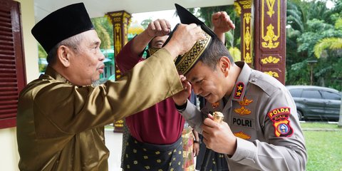 Silaturahmi ke Lembaga Adat, Kapolda Riau Dipasangkan Tanjak Khas Melayu