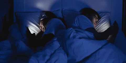 Waspada! Main HP Sebelum Tidur Bisa Meningkatkan Risiko Insomnia Hingga 59%