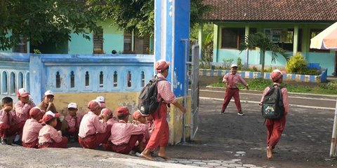 Potret Dampak Banjir Lahar Semeru Putuskan Jalan Desa, Separuh Siswa SD Jugosari Lumajang Absen