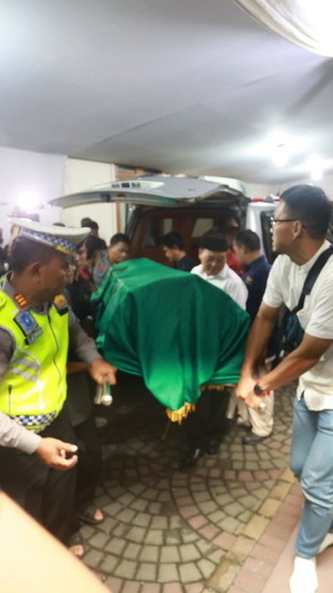 Momen Jenazah Titiek Puspa Tiba di Rumah Duka, Disambut Isak Tangis Keluarga