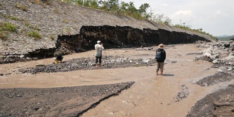 Tanggul Lahar Gunung Semeru Nyari Jebol, Ratusan Warga Desa Sumberwuluh Terancam