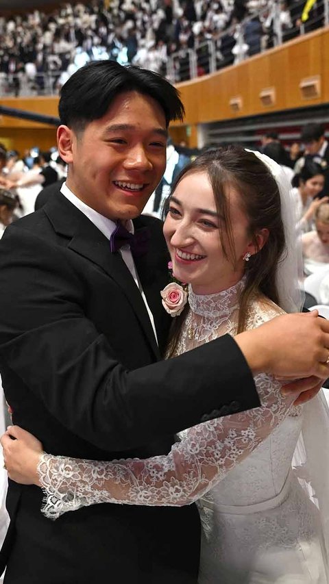 FOTO: Uniknya Pasangan Beda Bangsa Mengikuti Pernikahan Massal