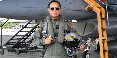Terima Wing Kehormatan dari AU, Potret Gagah Panglima TNI Pose di Pesawat Tempur jadi Sorotan