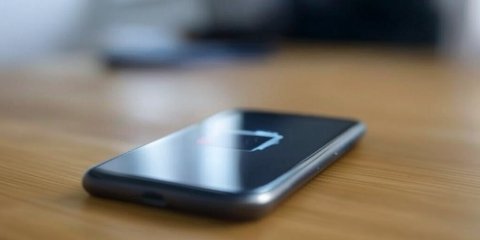 Benarkah Ngecas Baterai HP Baru Ada Aturannya?
