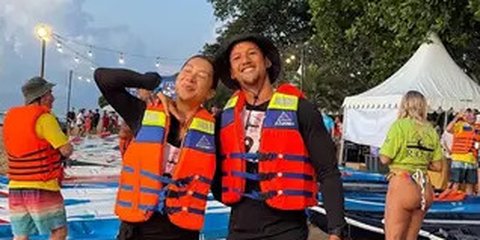 7 Potret Irfan dan Jennifer Bachdim Mendayung 14 KM di Laut dari Sanur ke Nusa Dua, Saling Kuatkan Hadapi Terjangan Ombak