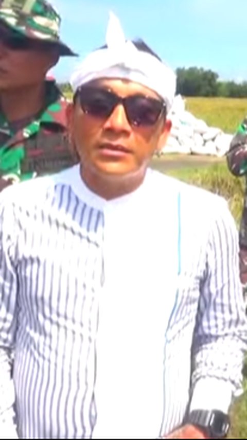 Hoho Alkaf Kades Bertato Terjun Langgung Turun Ke Sawah Tinjau Panen Padi Bareng Anggota TNI 'Program Presiden Cocok'