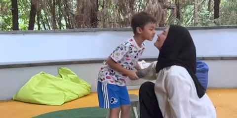 Potret Paula Vervoehen Menginap Bersama Kiano & Kenzo di Vila, Sebut Ibu Adalah Tempat Ternyaman dan Teraman