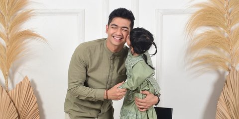 4 Potret Teuku Ryan dan Moana dalam Sesi Pemotretan Ayah-Anak, Jadi Momen Langka yang Bikin Gemas