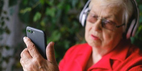 Smartphone Tak Selalu Buruk, Justru Lindungi Lansia dari Demensia