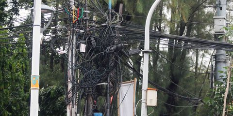 FOTO: Semrawutnya Kabel di Jakarta, Ancam Keselamatan dan Rusak Pemandangan