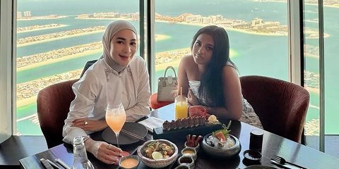 6 Potret Liburan Mewah Erin Taulany Istri Andre Taulany di Dubai, Coba Naik Jet Car hingga Makan di Restoran Mewah Burj Khalifa