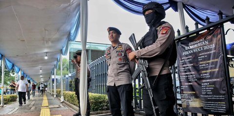 FOTO: Tri Hari Suci Paskah, Ratusan Polisi Perketat Keamanan Gereja Katedral Jakarta
