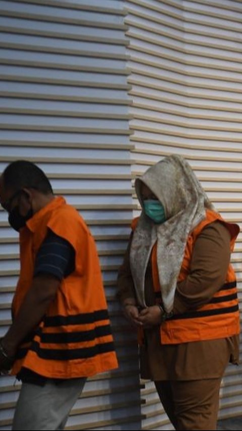 Benar-Benar Tak Tahu Malu, Eks Sekda Kendari Tebar Senyum dan Pose 2 Jari Usai Ditetapkan Tersangka Kasus Dugaan Korupsi