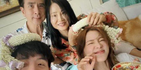 7 Potret Baifern Pimchanok Rayakan TRadisi Songkran Bareng Keluarga di Rumah, Bahagia Sukses Kupas Nangka Sendiri