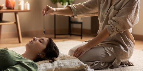 Hipnoterapi: Cara Modern Meredakan Stres dan Menjernihkan Pikiran